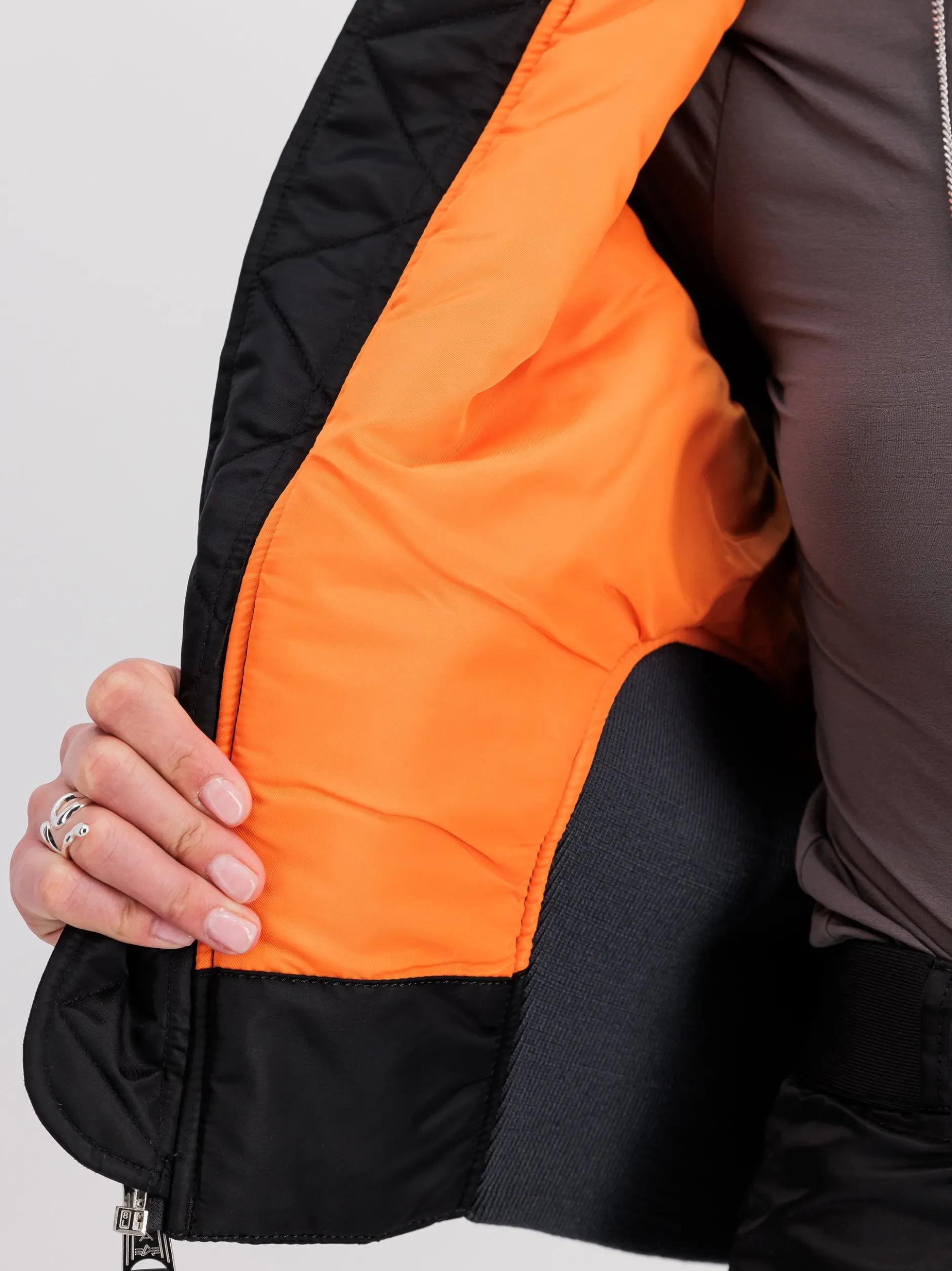Alpha Industries Damen Bomberjacke in schwarz