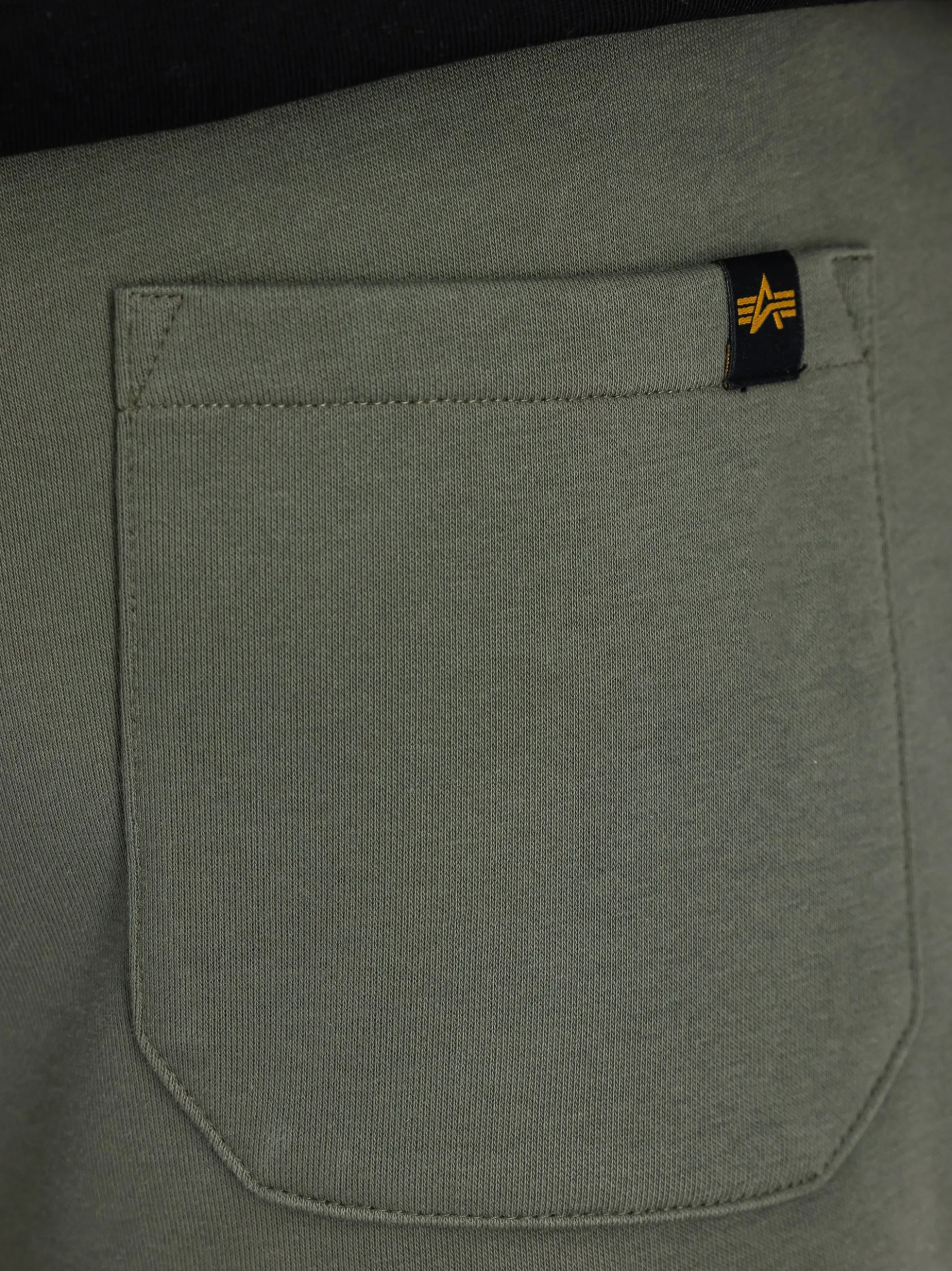 Alpha Industries Herren Shorts in oliv