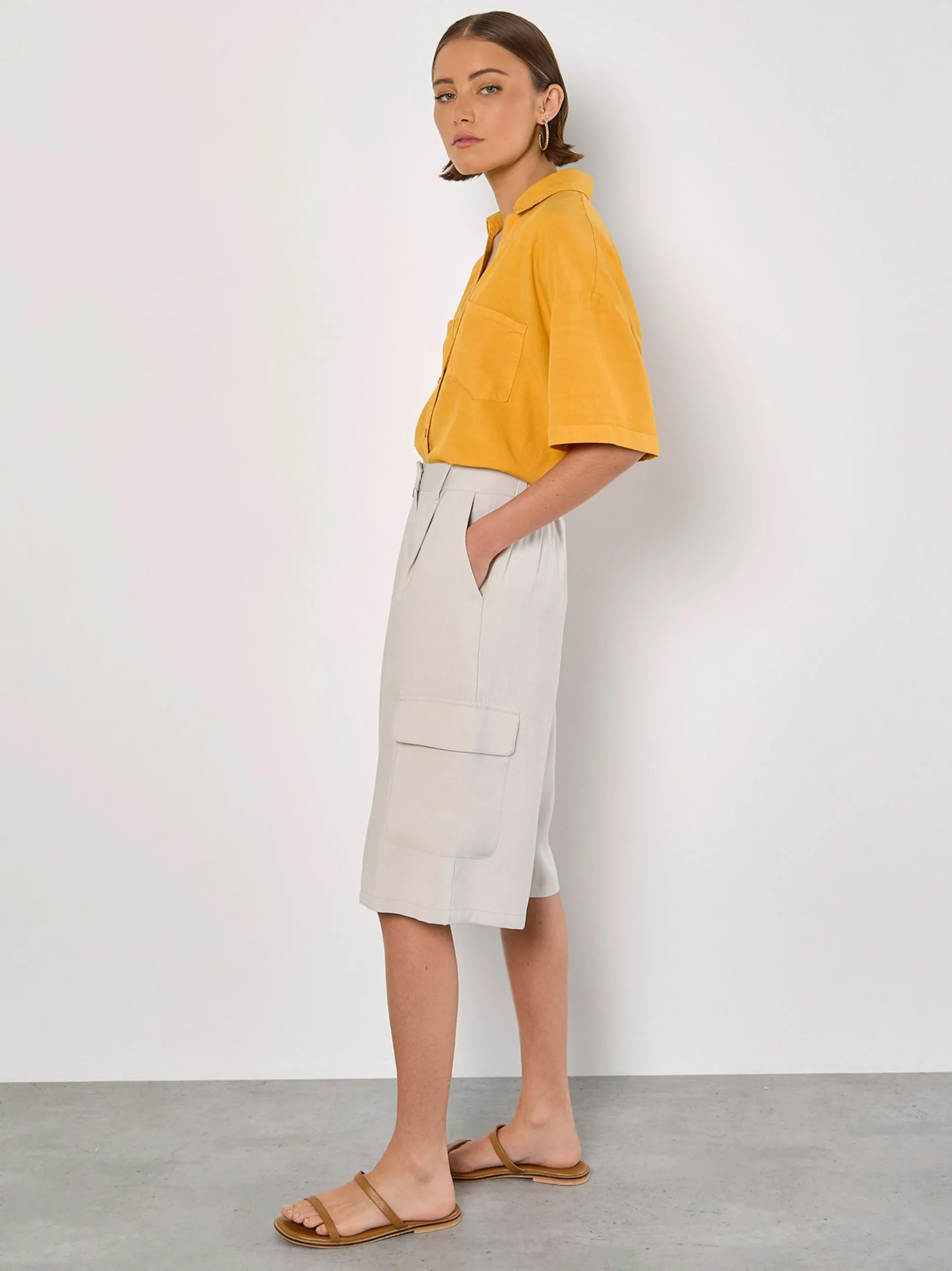 Apricot Damen Bermudas in sand - Länge: knielang
