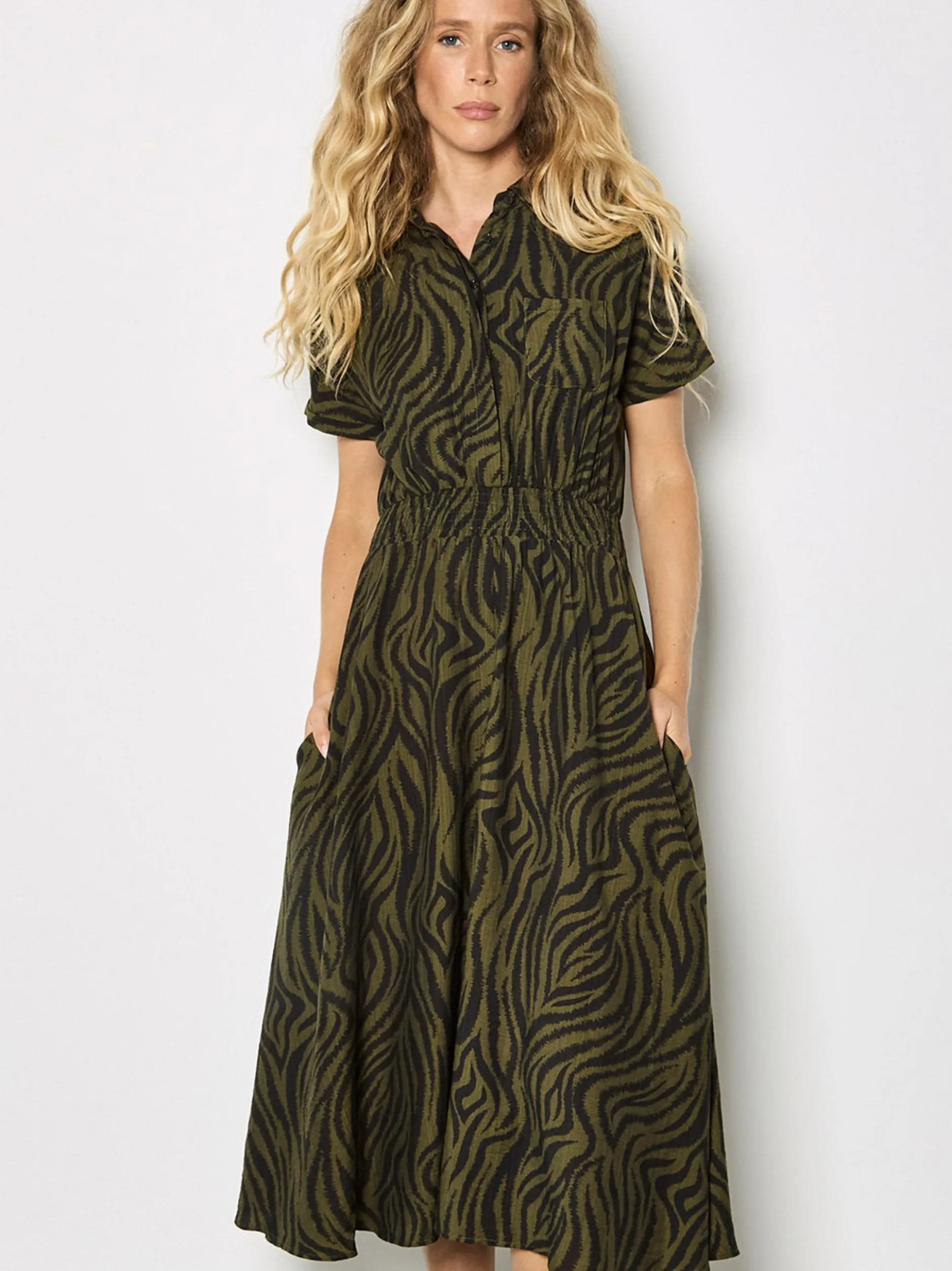 Apricot Damen Midikleid in grün khaki - Länge: midi