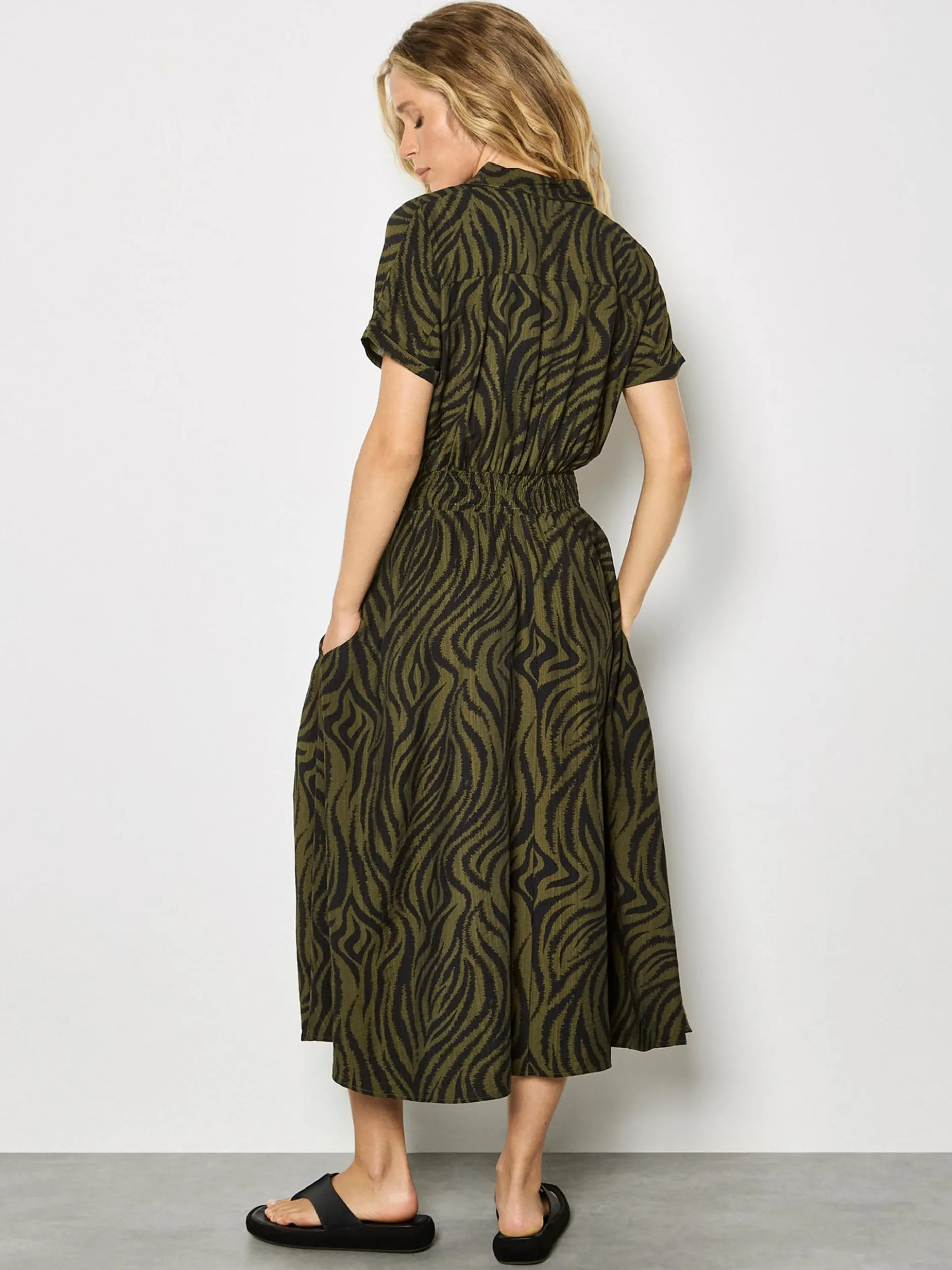 Apricot Damen Midikleid in grün khaki - Länge: midi