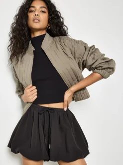 Apricot Damen Shorts in schwarz - Länge: kurz