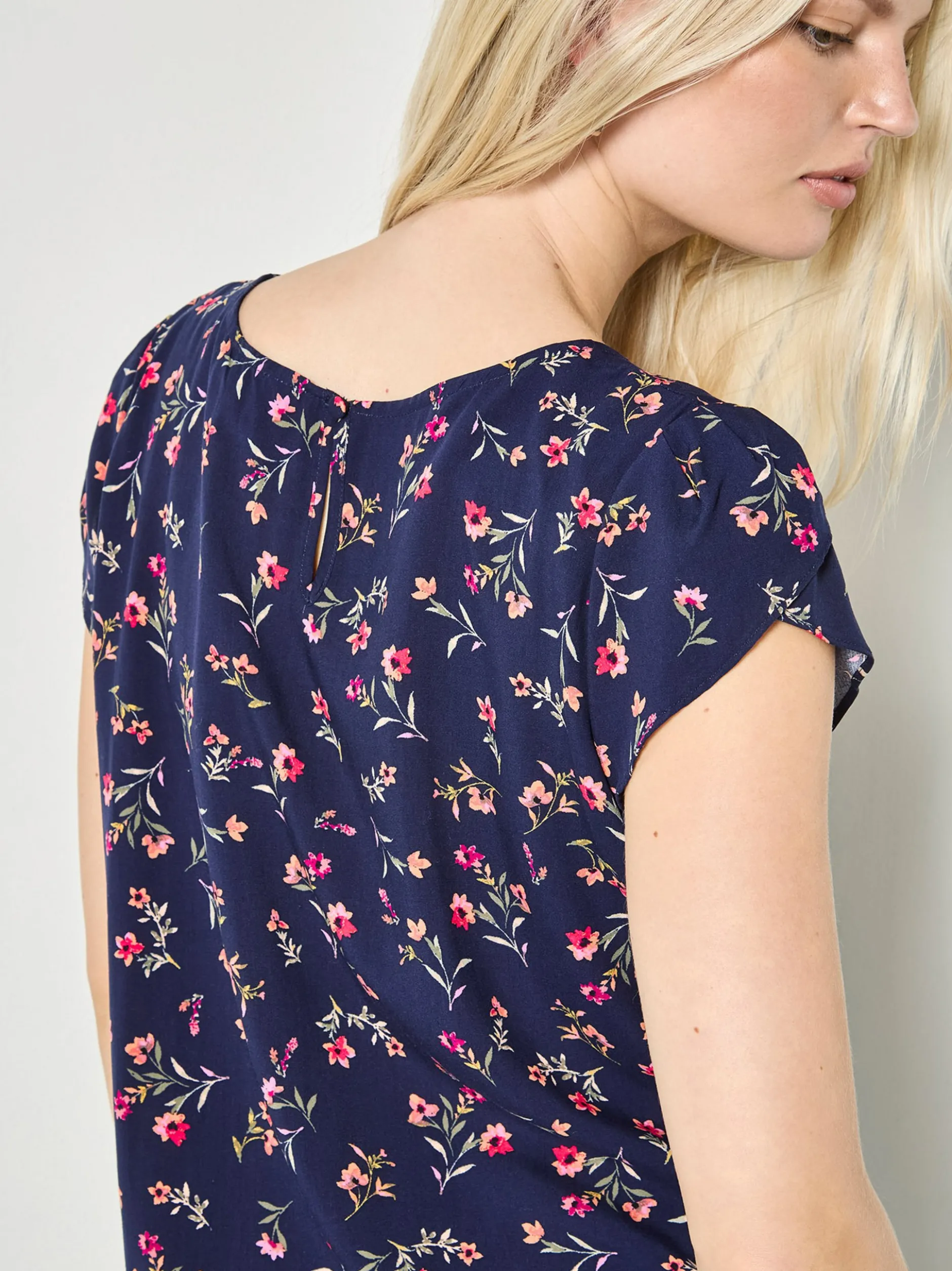 Apricot Damen Top in blau - Ausschnitt: Rundhals