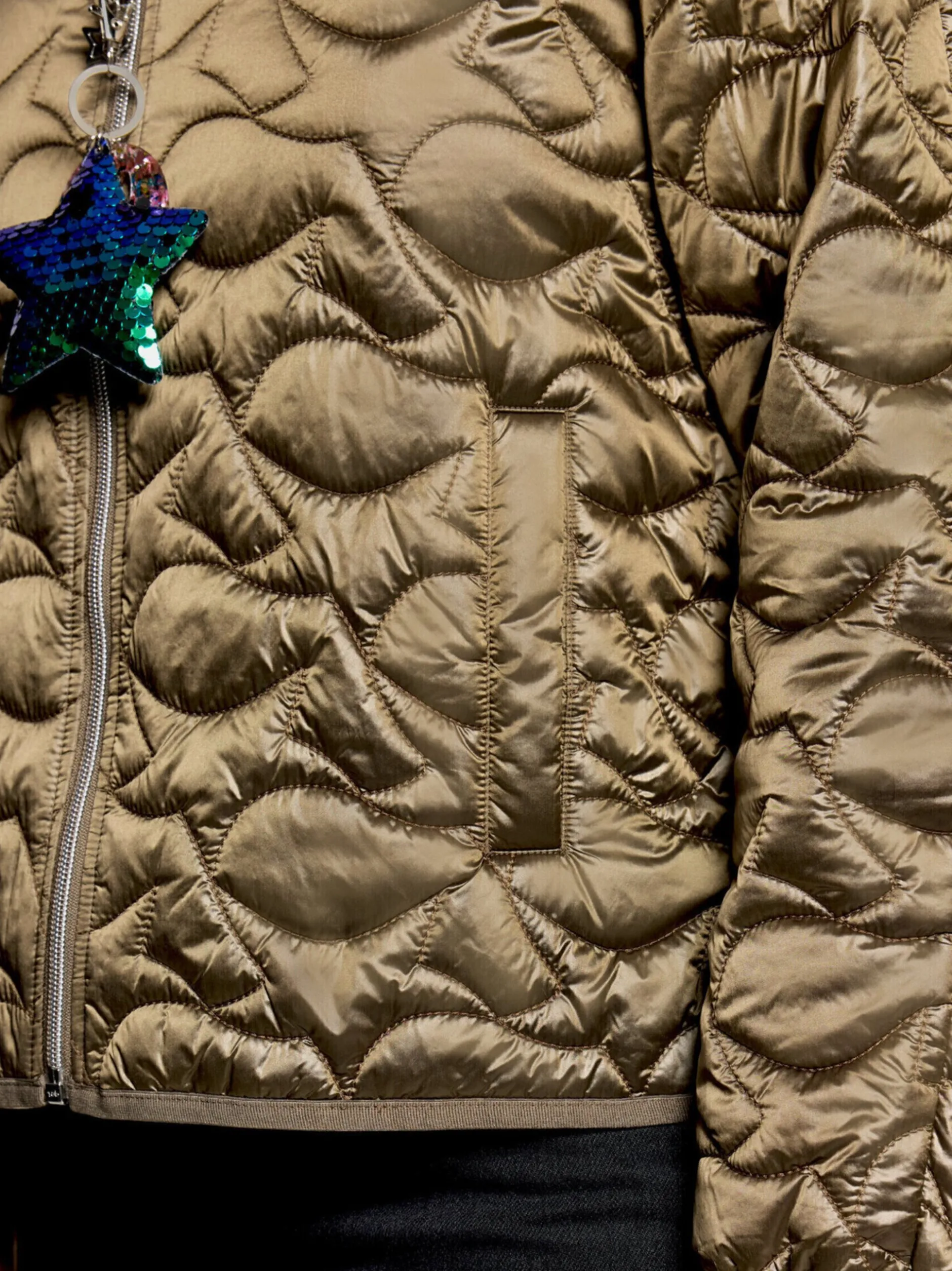 Cartoon Damen Steppjacke in schilf