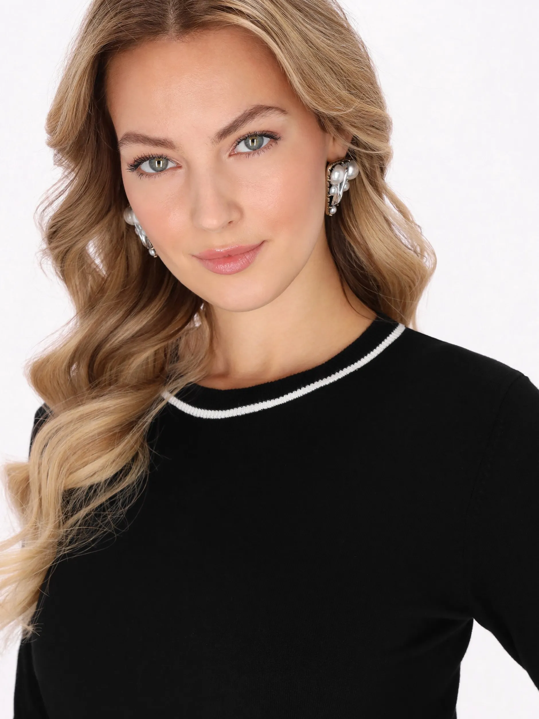 Faina Damen Pullover in schwarz - Ausschnitt: Rundhals