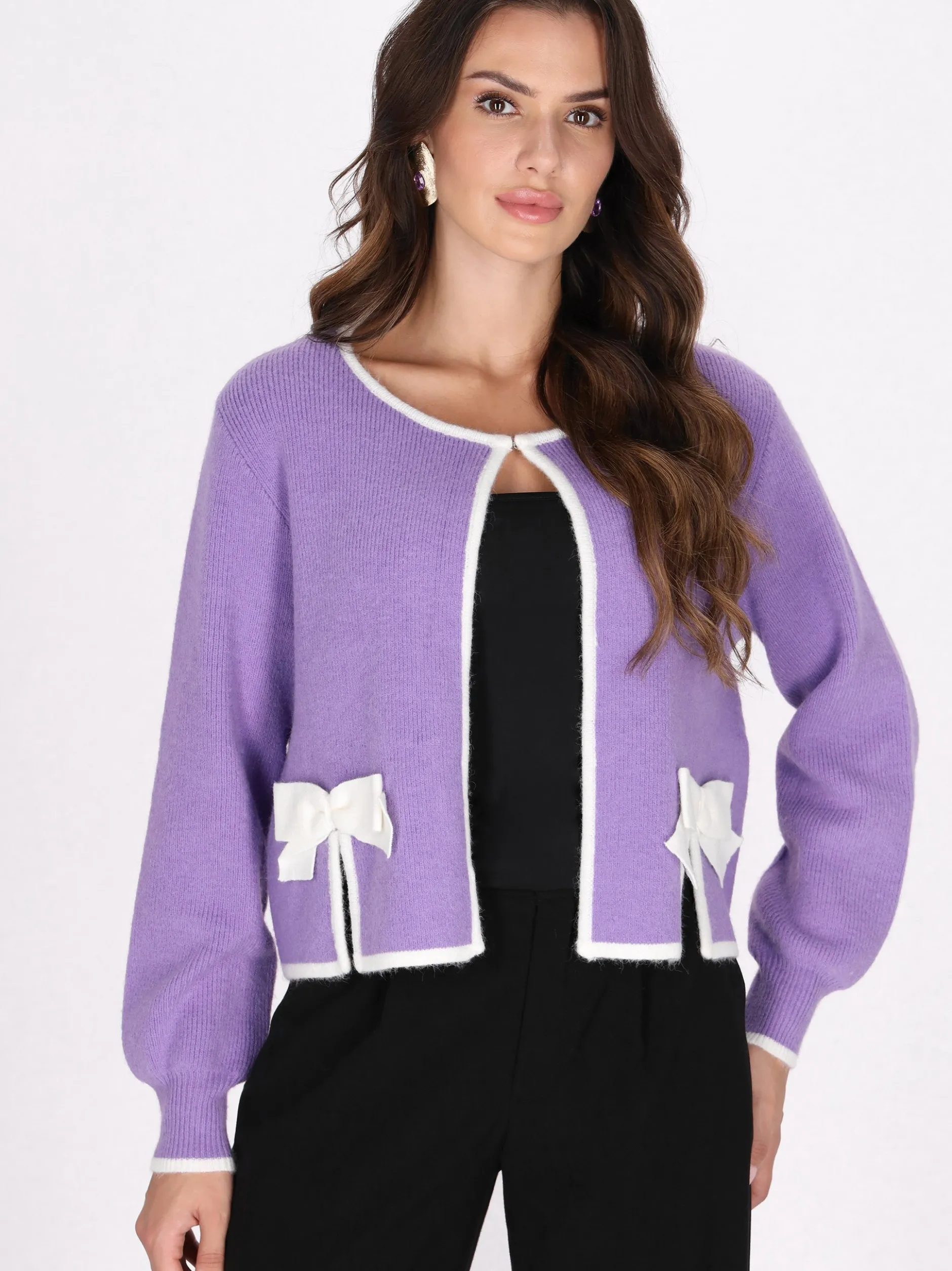 Faina Damen Strickjacke in lila - Ausschnitt: Rundhals