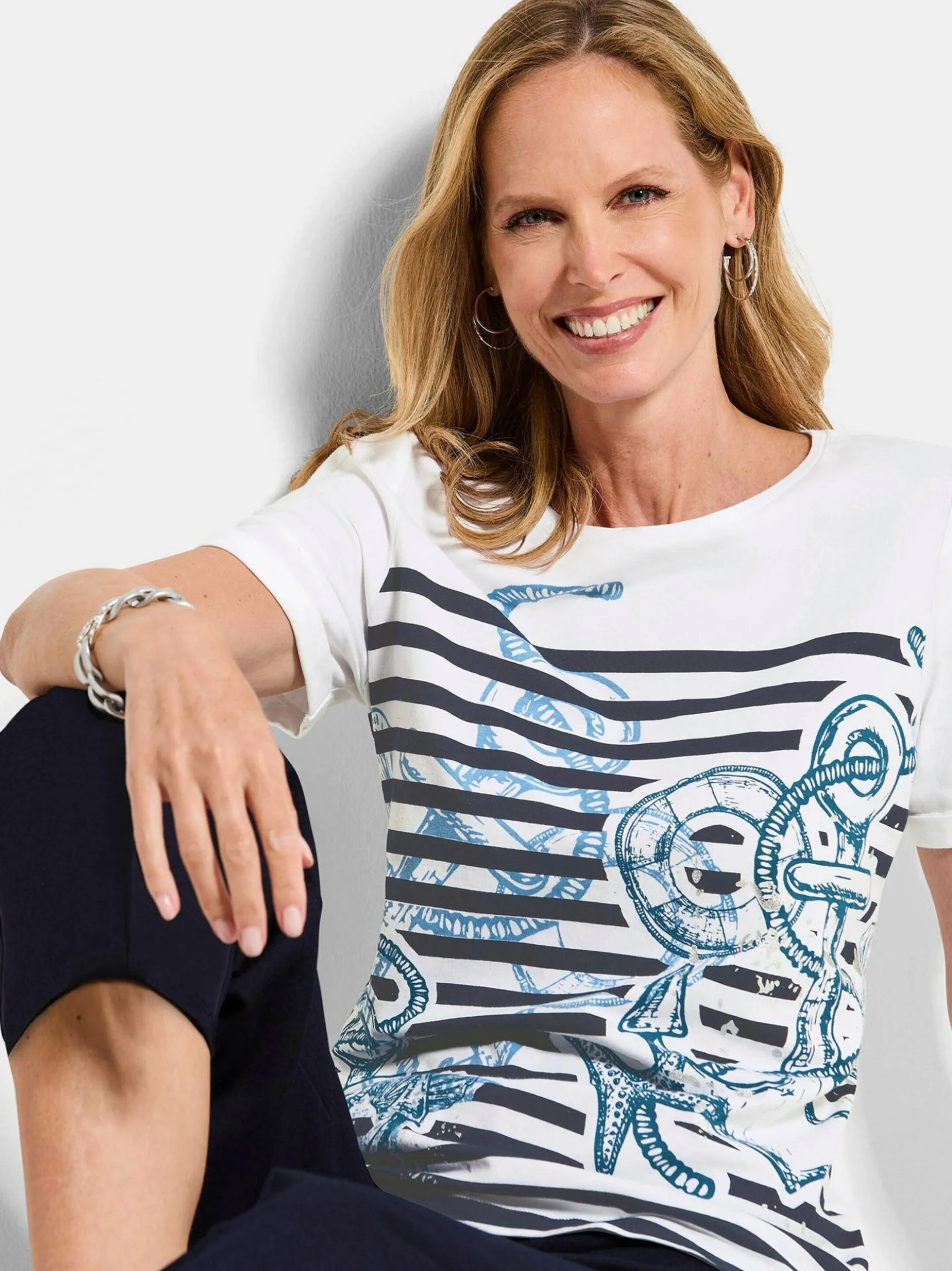 Goldner Damen T-Shirts in weiß - Ausschnitt: Rundhals