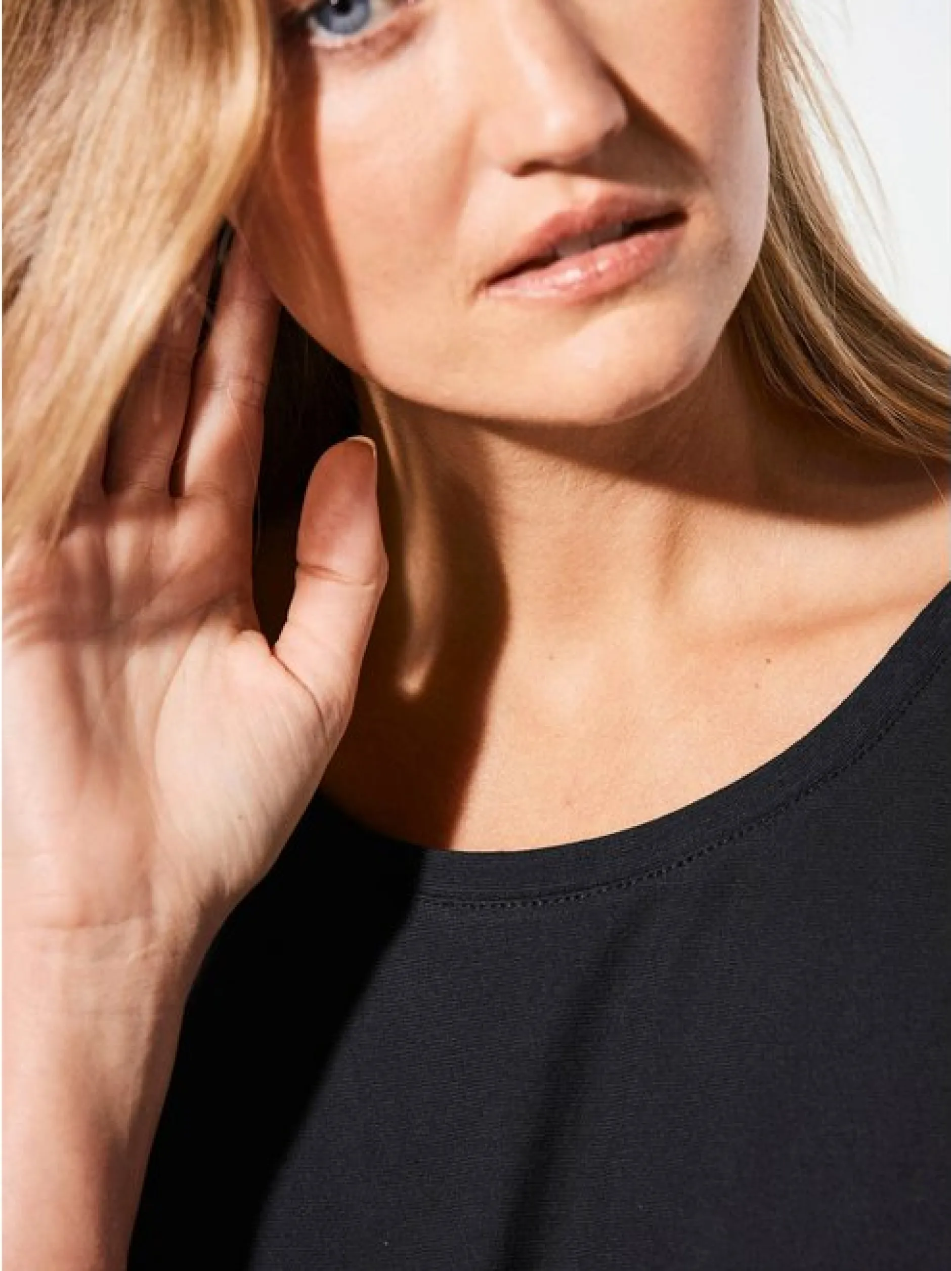 Goldner Damen T-Shirts - Kurzgröße in schwarz