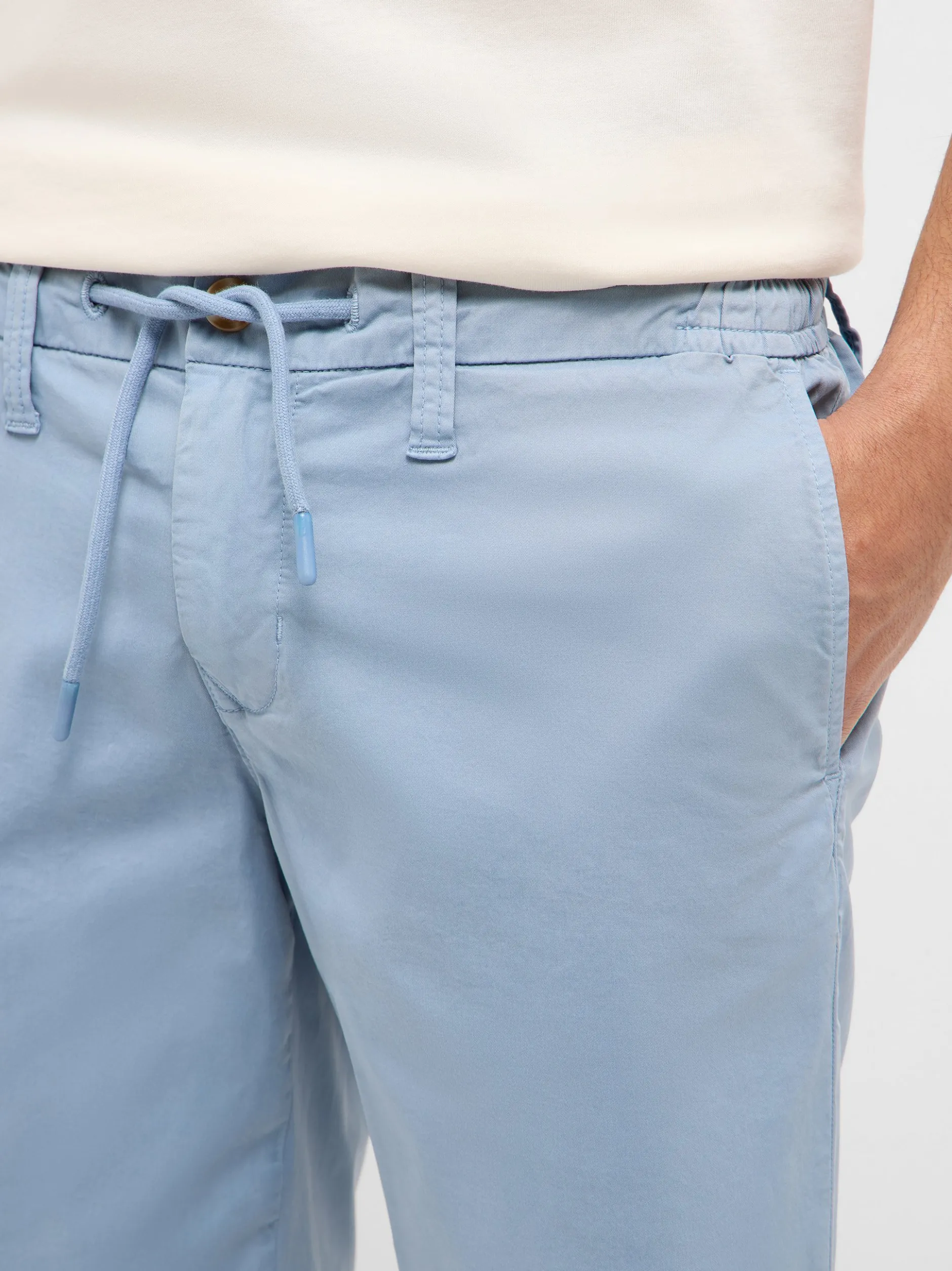 Mustang Herren Chinoshorts in hellblau