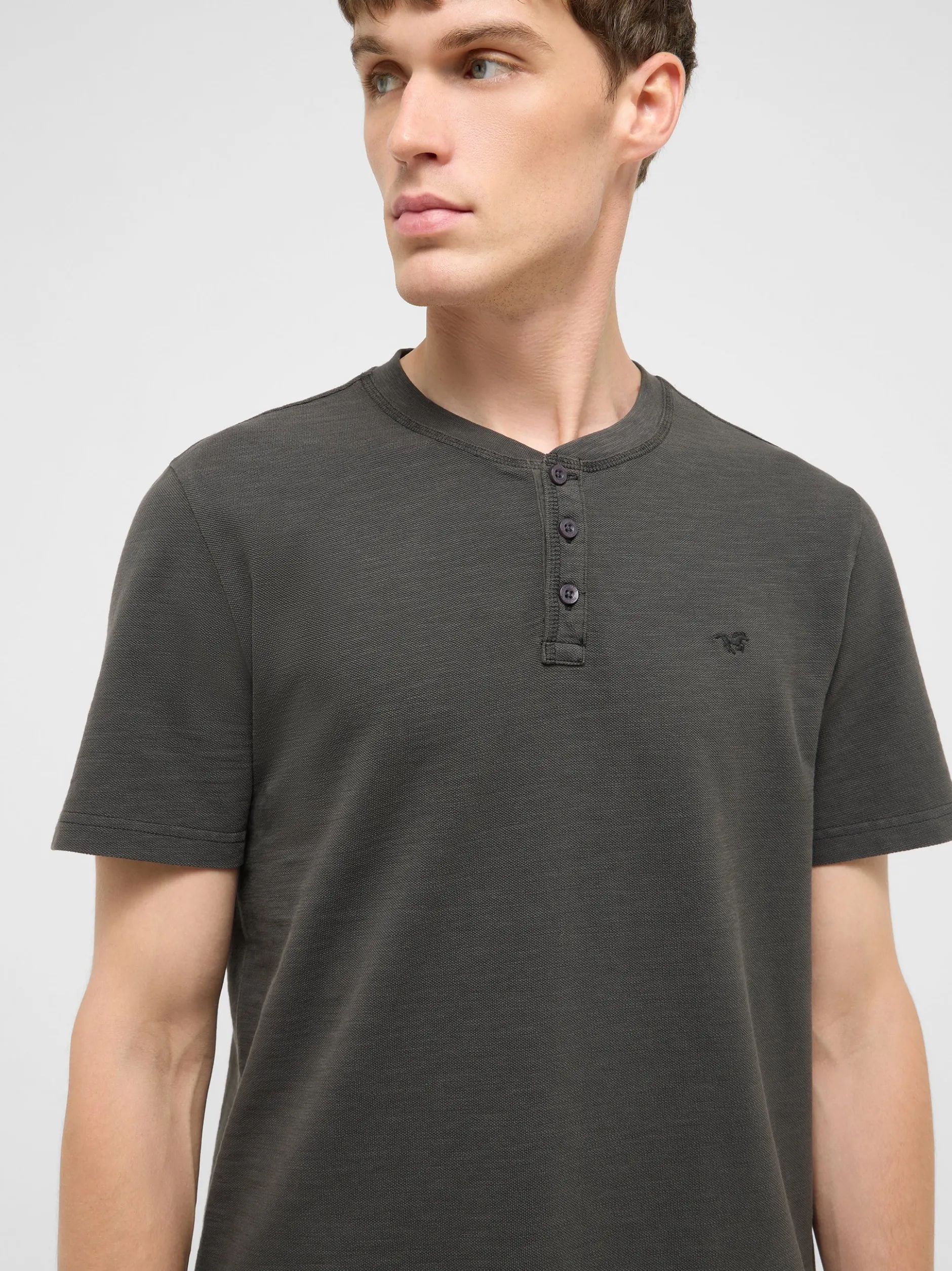 Mustang Herren T-Shirt in anthrazit - Ausschnitt: Henley