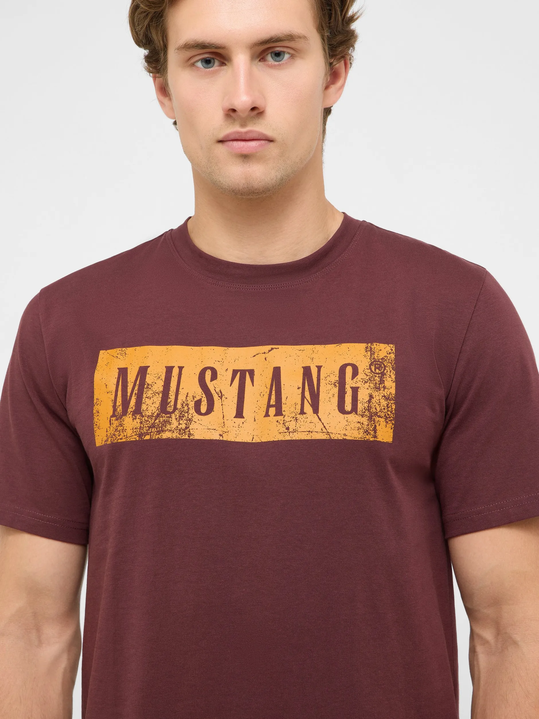 Mustang Herren T-Shirt in braun - Ausschnitt: Rundhals