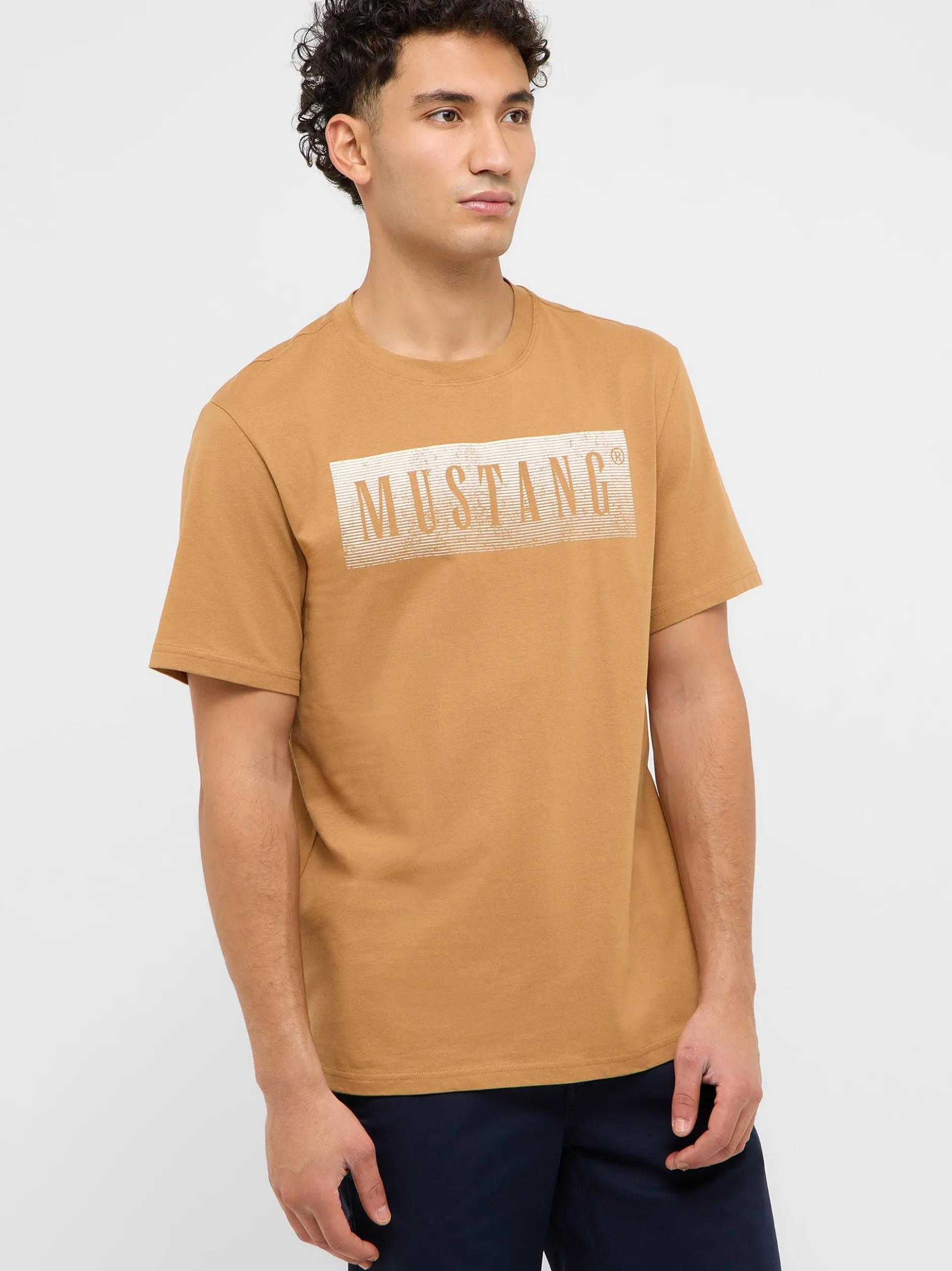 Mustang Herren T-Shirt in braun - Ausschnitt: Rundhals