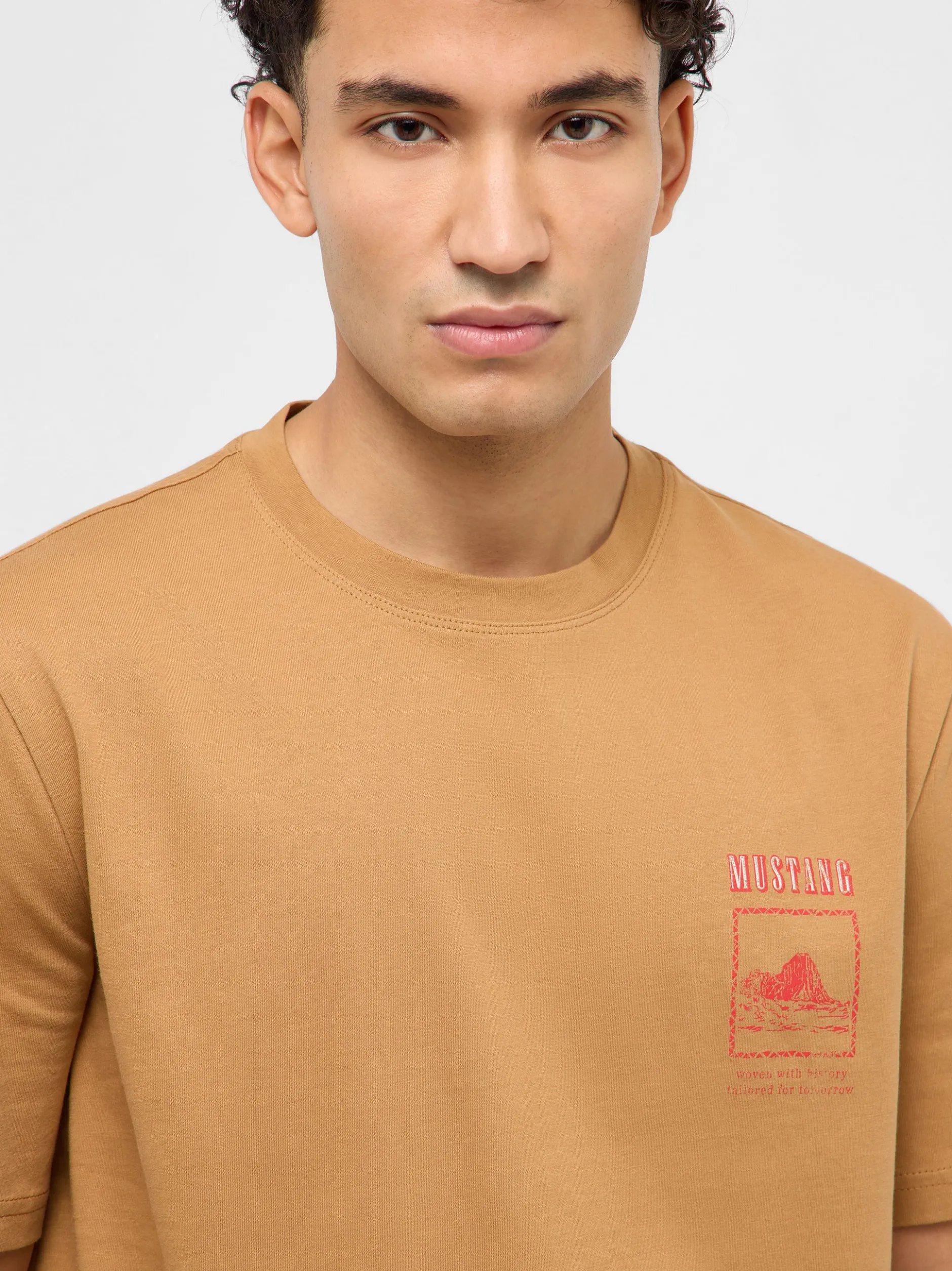 Mustang Herren T-Shirt in camel - Ausschnitt: Rundhals