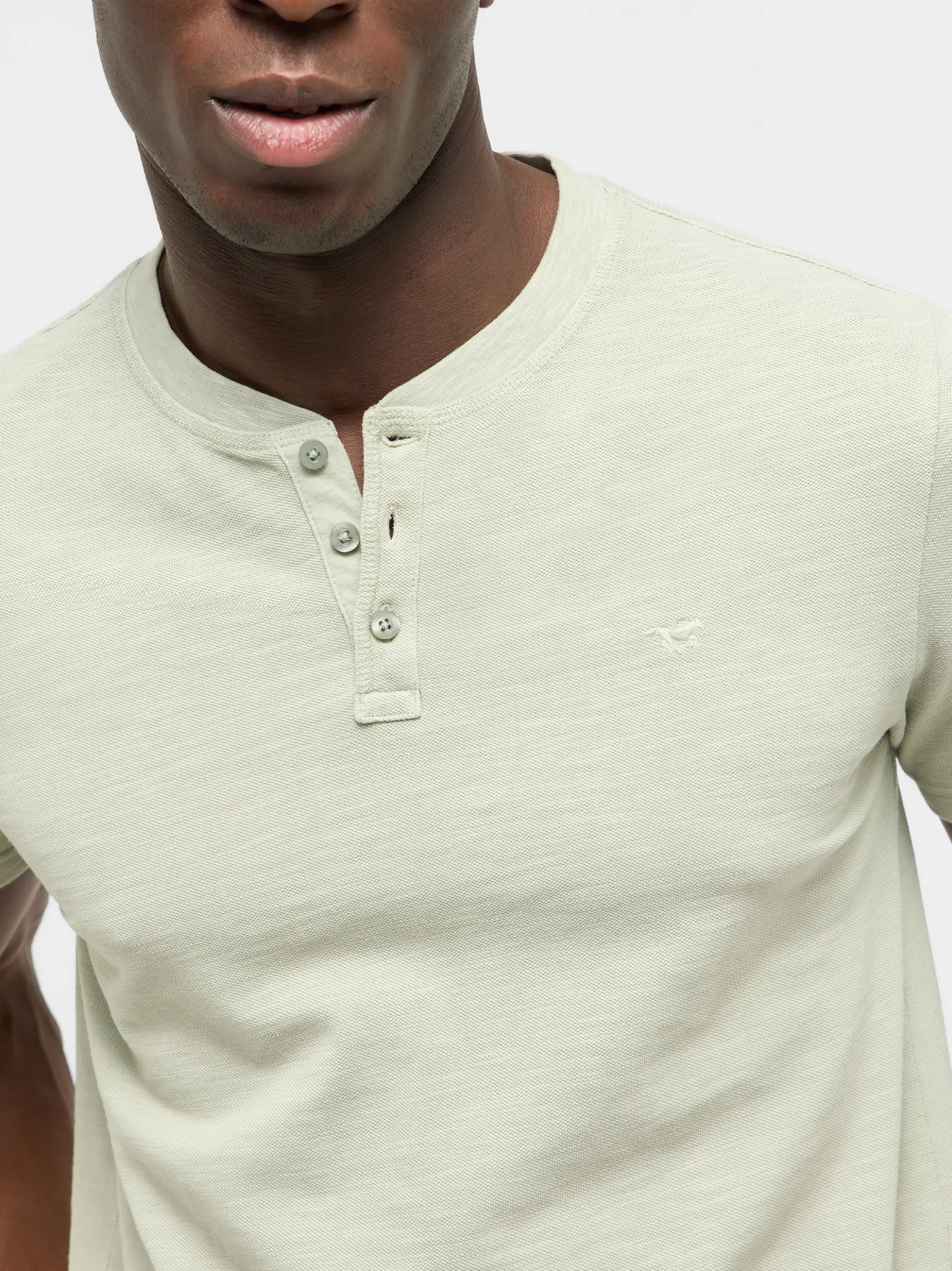 Mustang Herren T-Shirt in grün - Ausschnitt: Henley