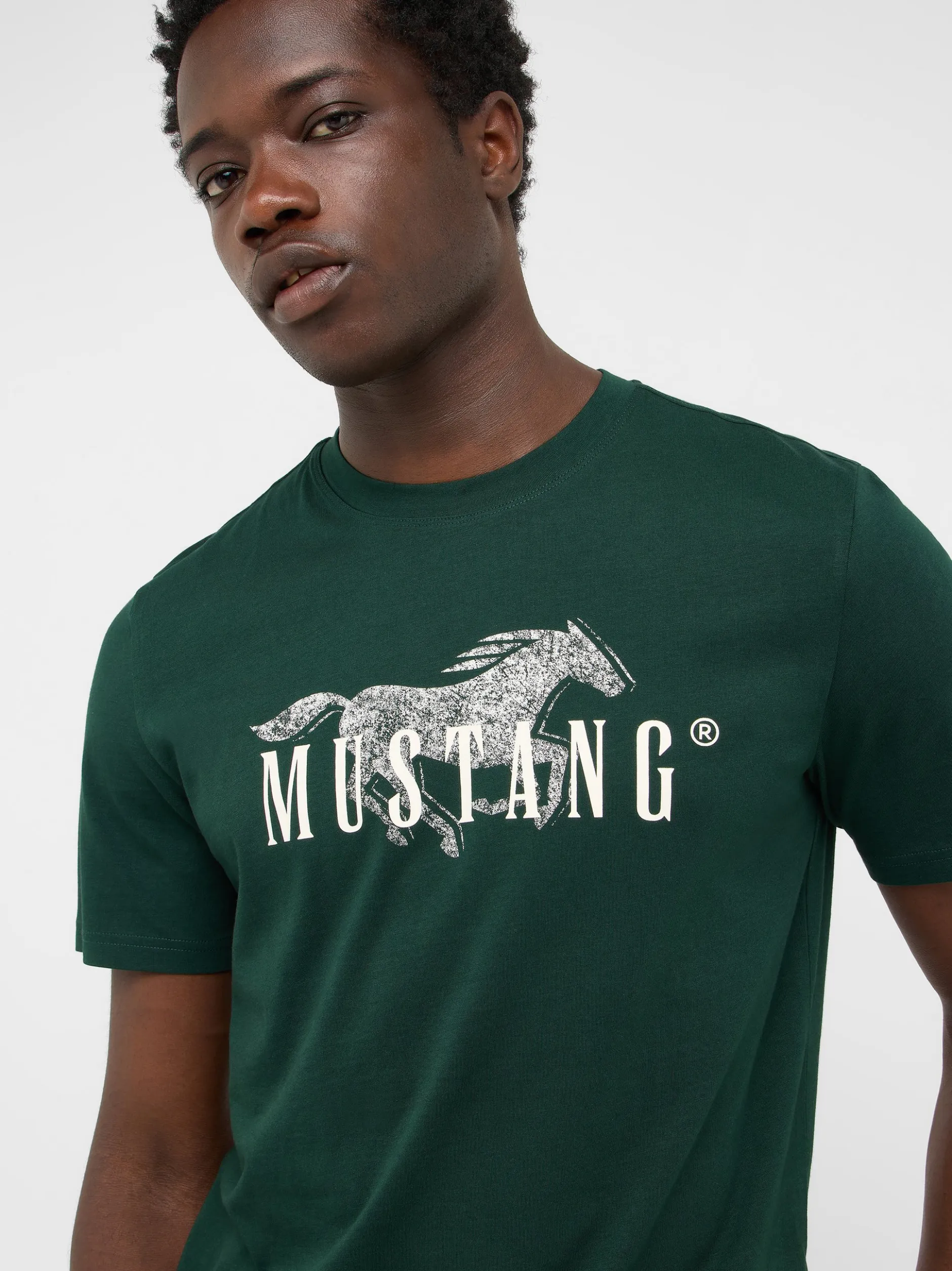 Mustang Herren T-Shirt in grün - Ausschnitt: Rundhals