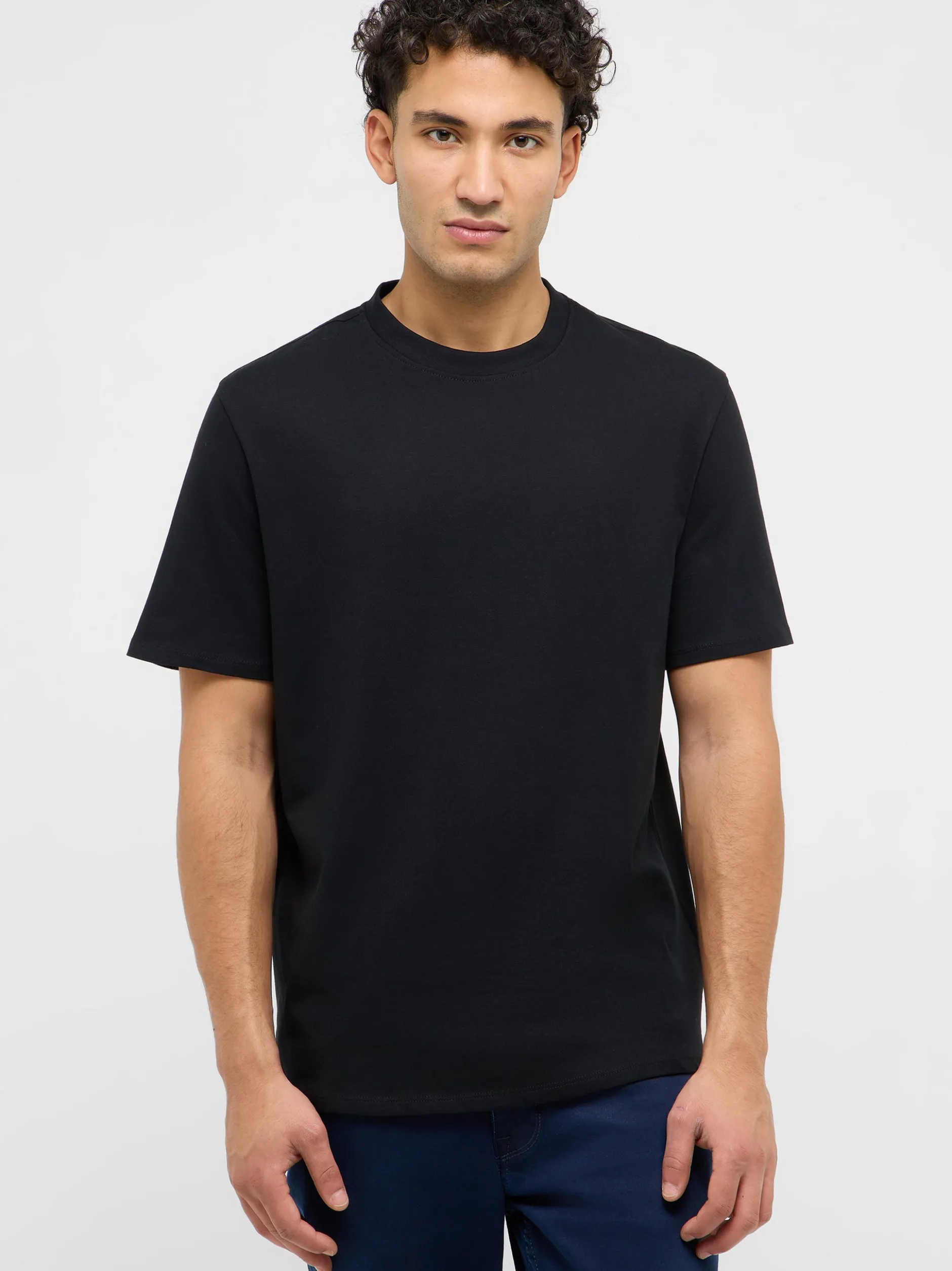 Mustang Herren T-Shirt in schwarz - Ausschnitt: Rundhals