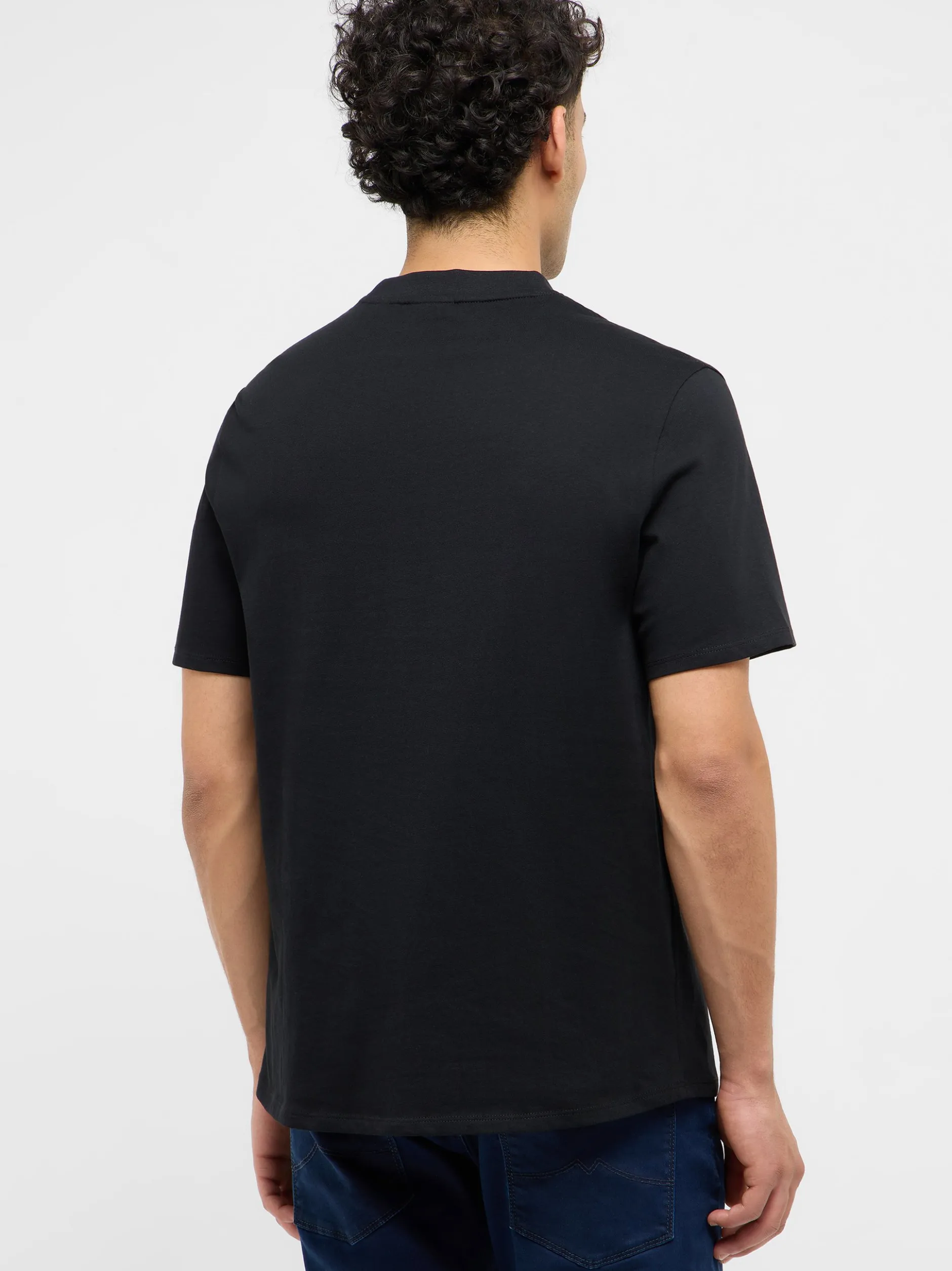 Mustang Herren T-Shirt in schwarz - Ausschnitt: Rundhals