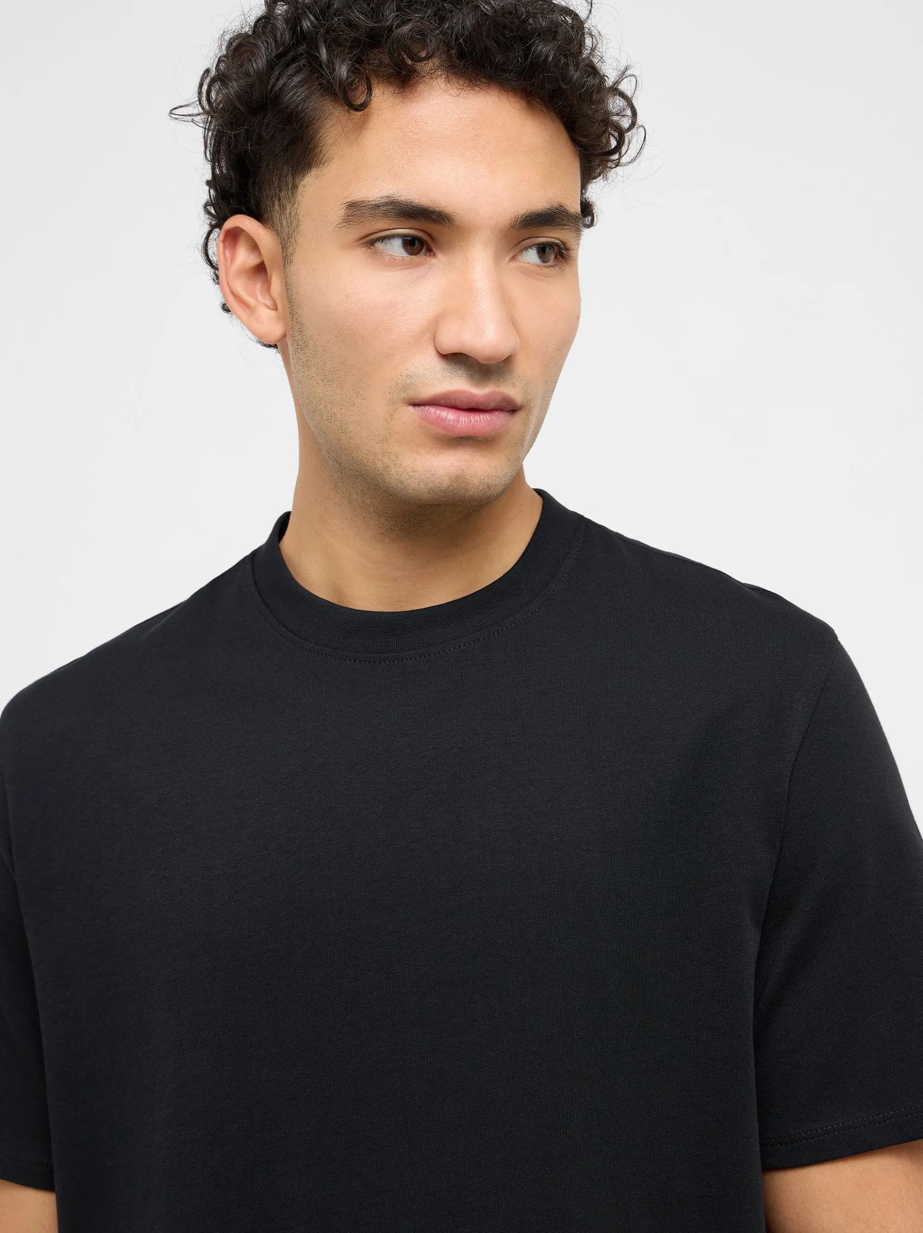 Mustang Herren T-Shirt in schwarz - Ausschnitt: Rundhals