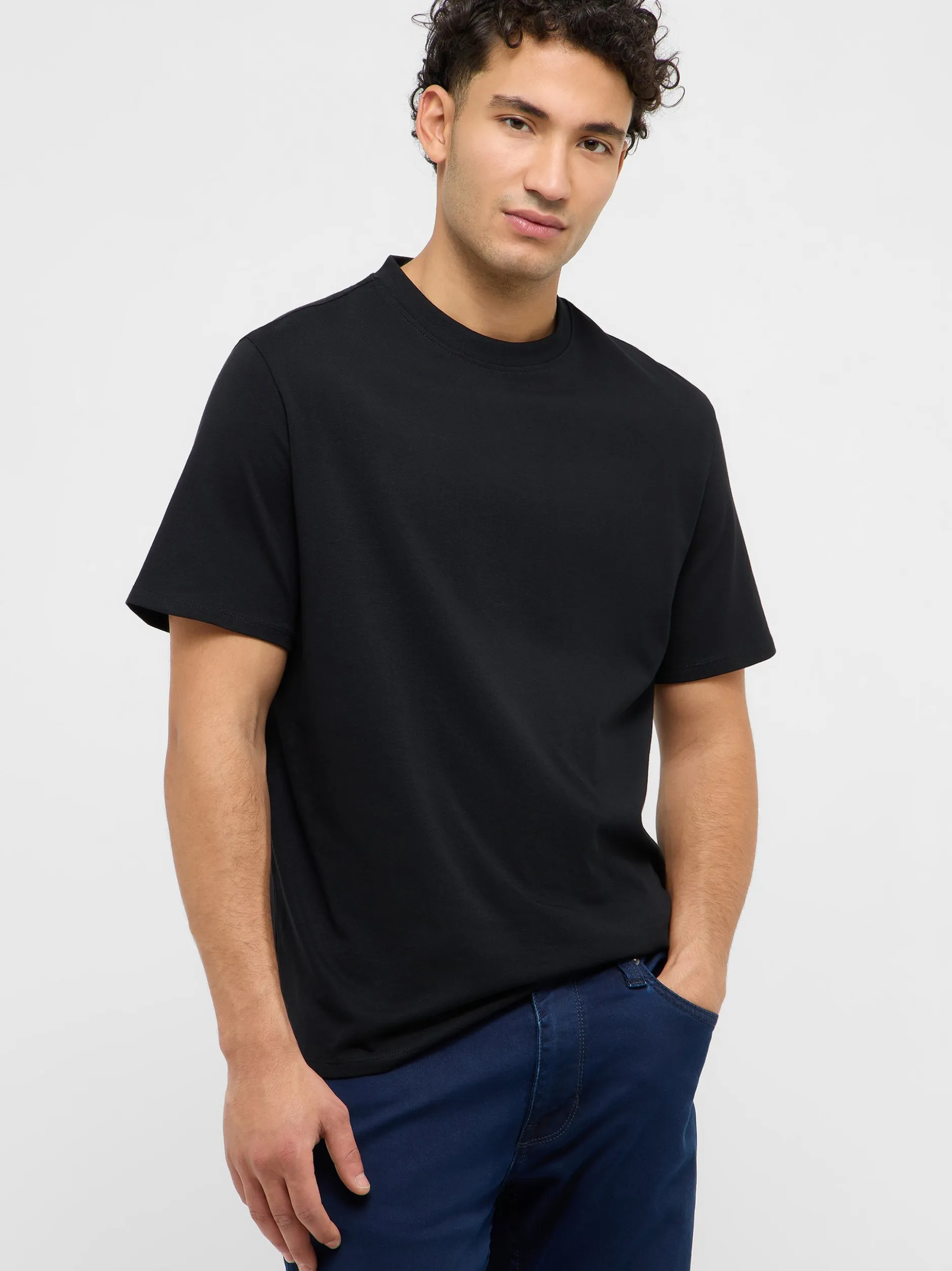 Mustang Herren T-Shirt in schwarz - Ausschnitt: Rundhals