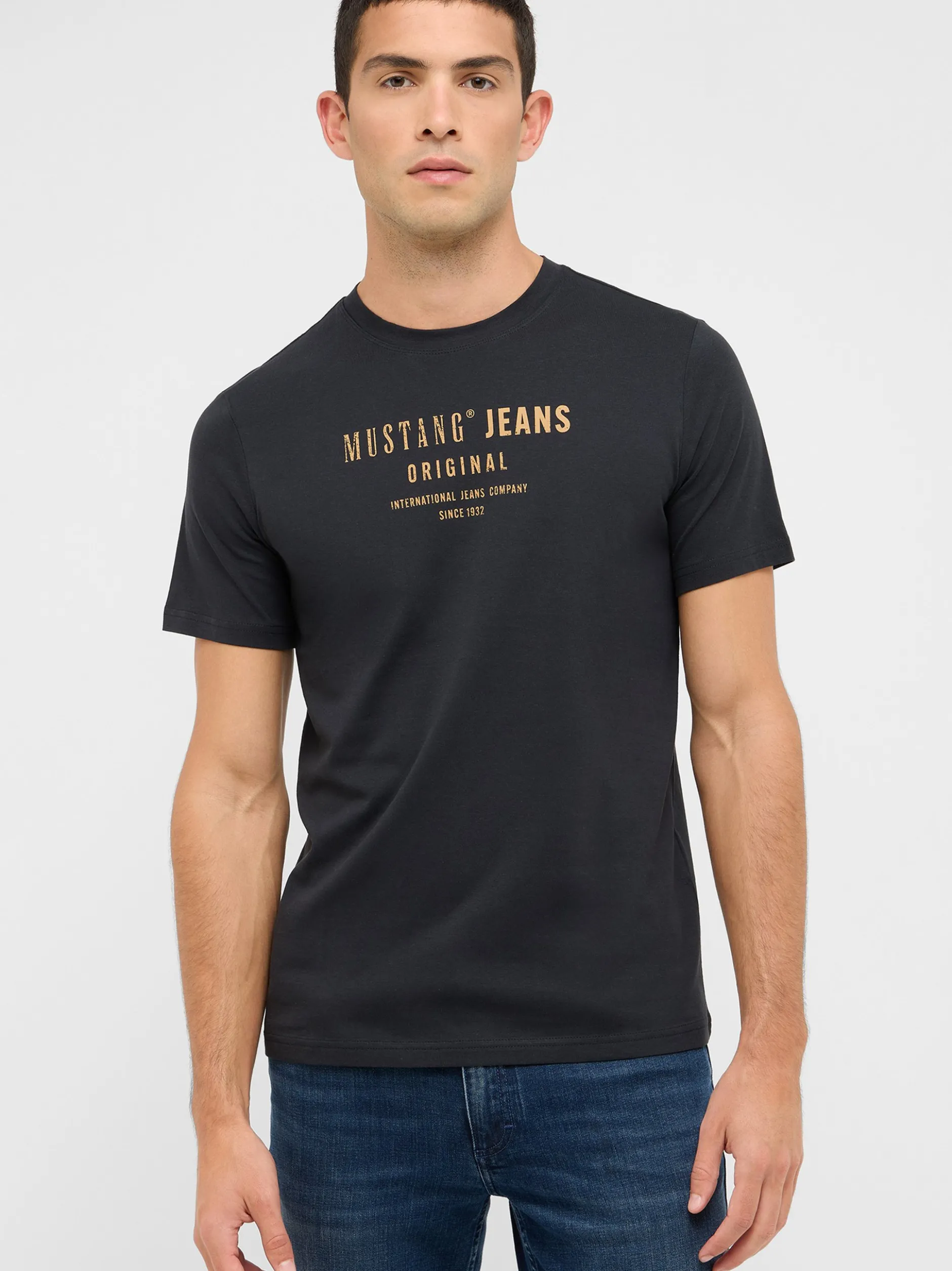 Mustang Herren T-Shirt in schwarz - Ausschnitt: Rundhals