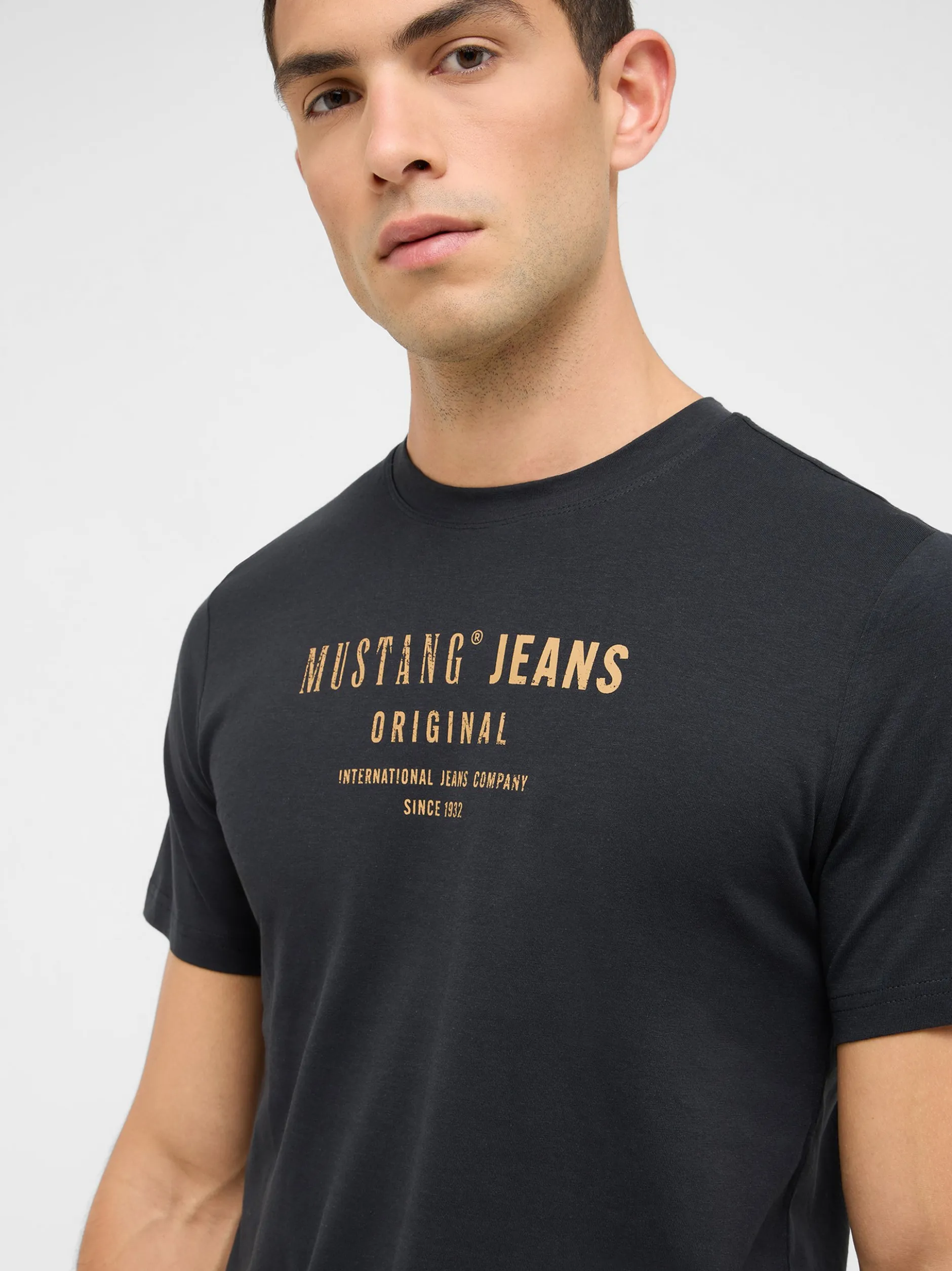Mustang Herren T-Shirt in schwarz - Ausschnitt: Rundhals