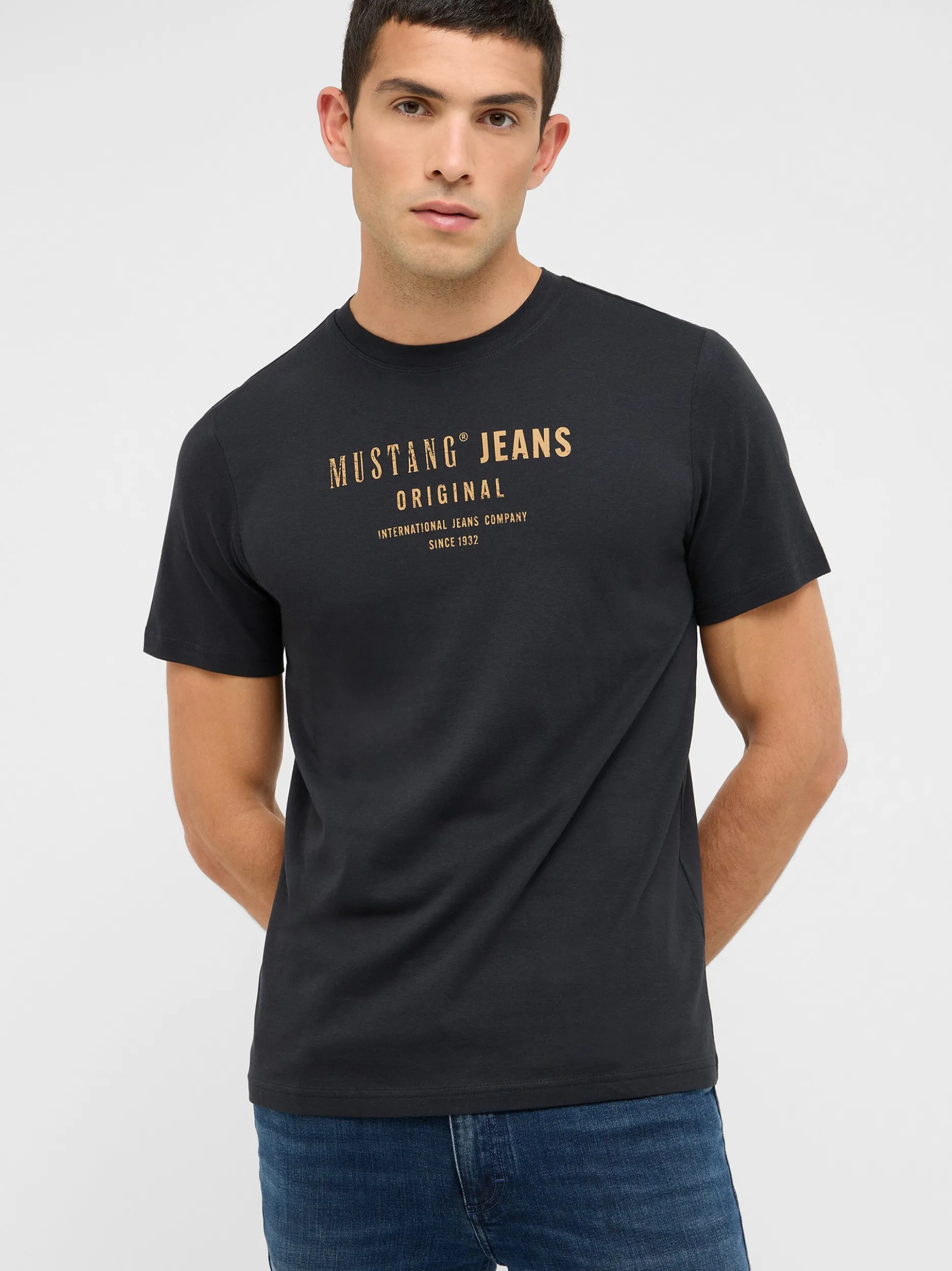 Mustang Herren T-Shirt in schwarz - Ausschnitt: Rundhals