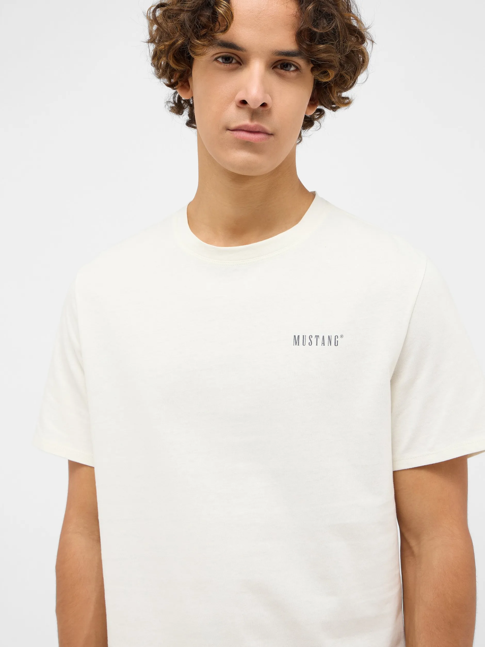 Mustang Herren T-Shirt in weiß - Ausschnitt: Rundhals