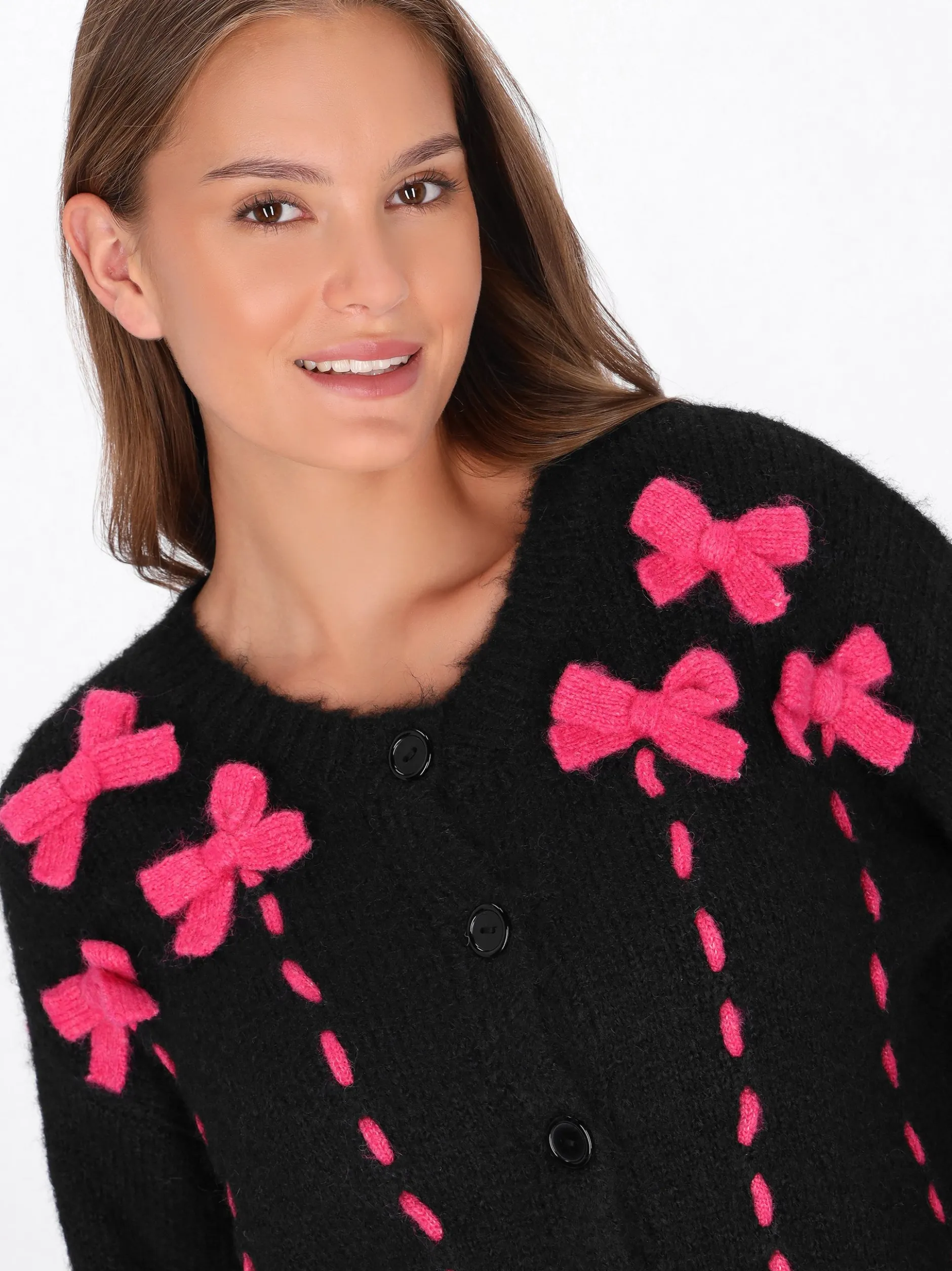 MyMo Damen Strickjacke in schwarz - Ausschnitt: Rundhals