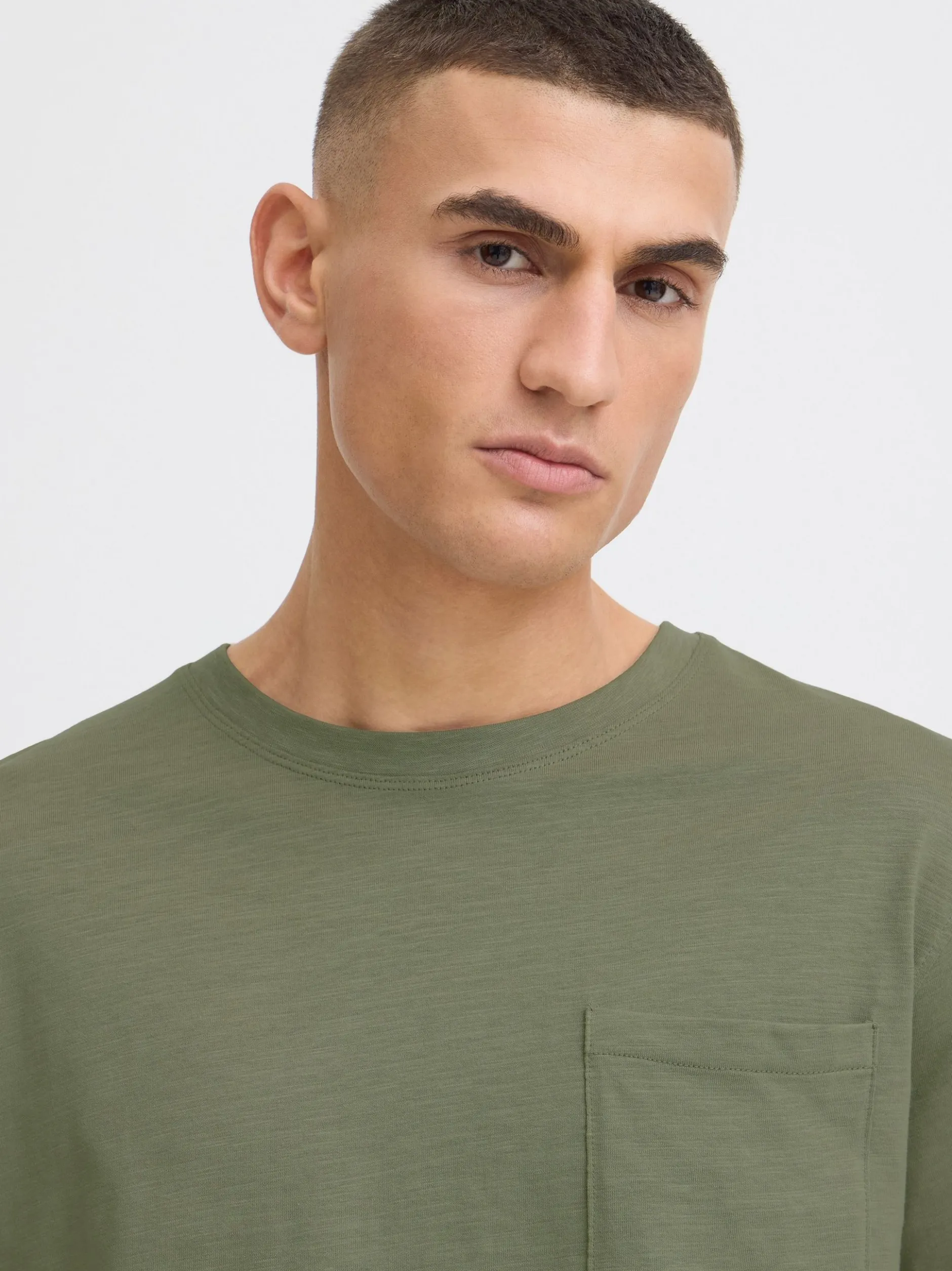 Solid Herren T-Shirt in grün - Ausschnitt: Rundhals