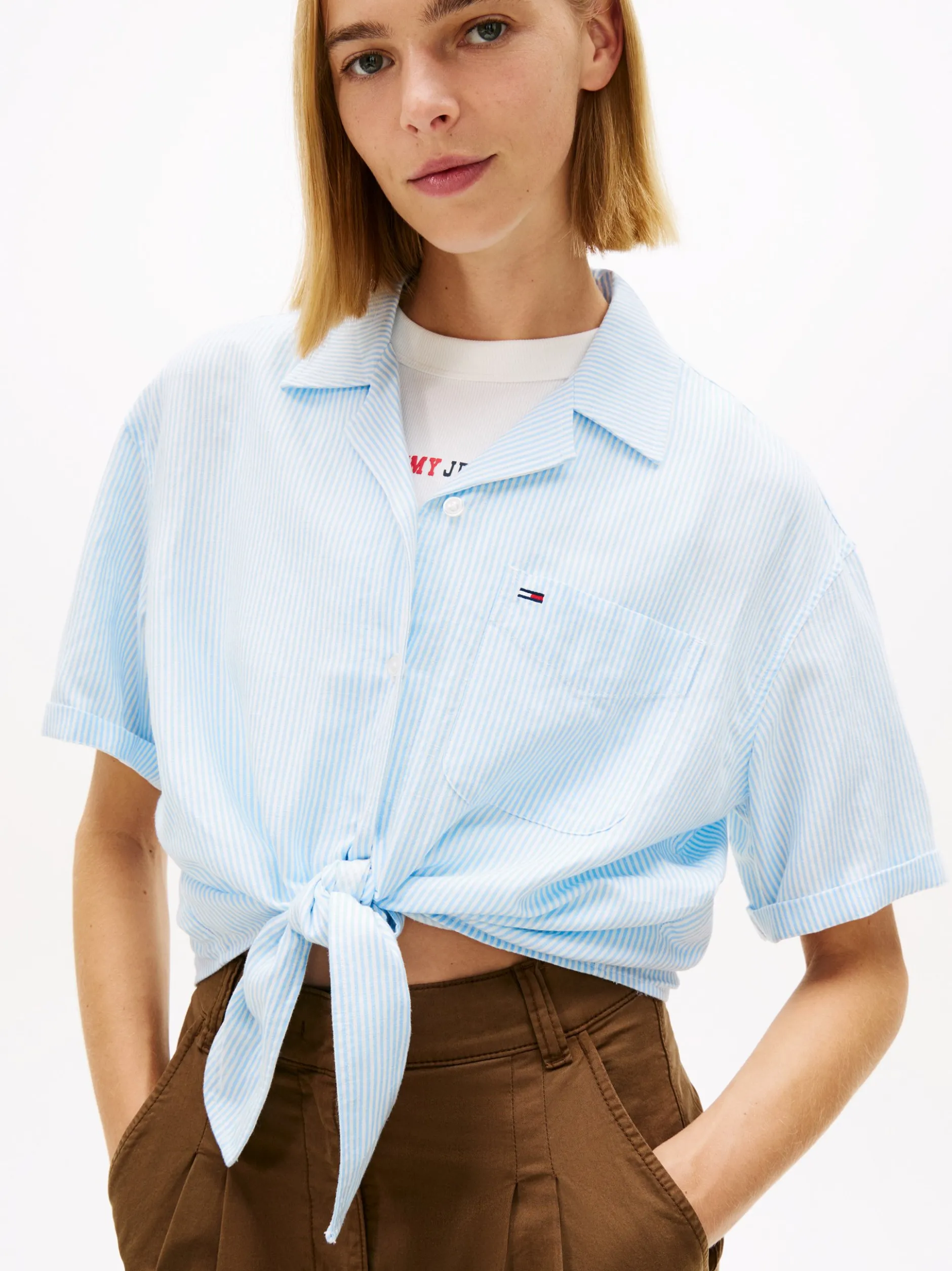 Tommy Jeans Damen Wickelbluse mit Leinenanteil in hellblau weiß